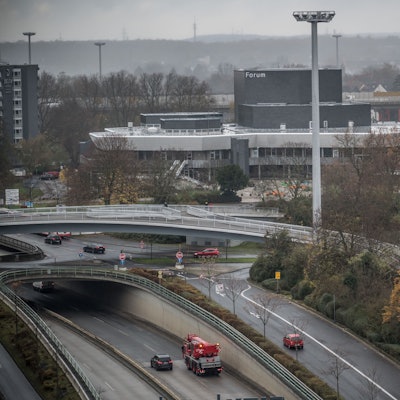 Die Bundesstraße 8, der Europaring, mit Blick auf das Forum und Lichtmasten