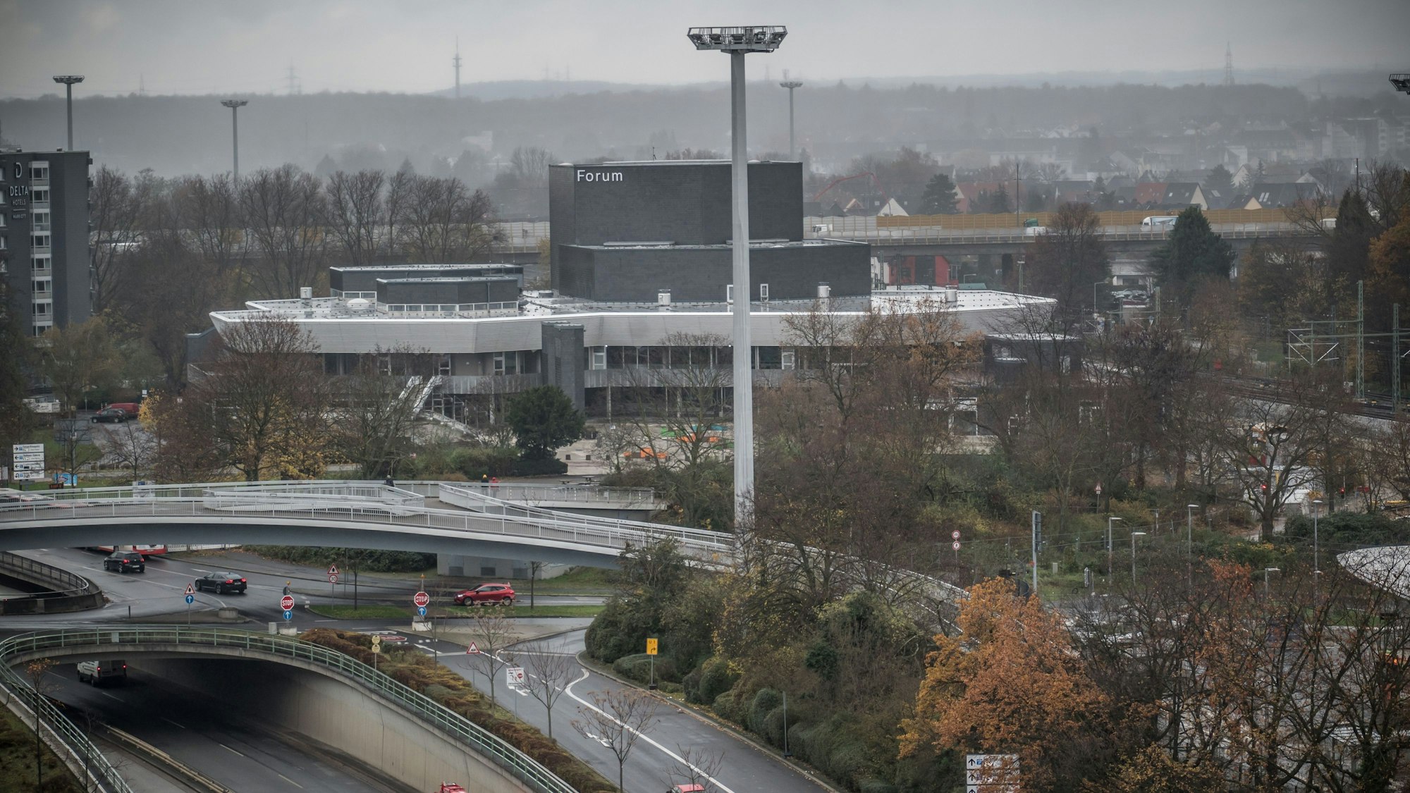 Die Bundesstraße 8, der Europaring, mit Blick auf das Forum und Lichtmasten