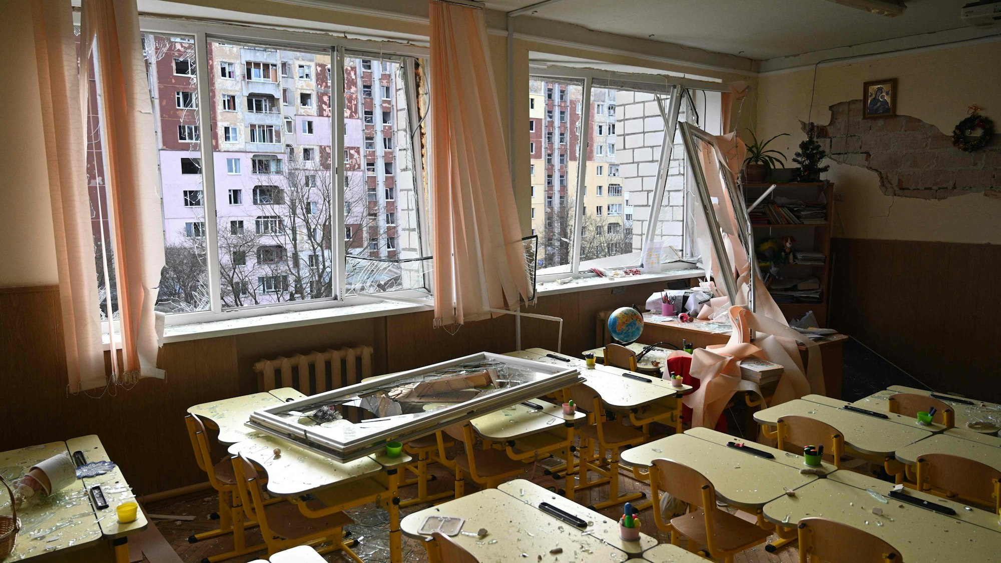 Auch ukrainische Klassenzimmer, wie hier in Lwiw, wurden von den russischen Raketen beschädigt.