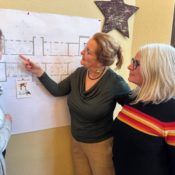 St Josef-Hospital in Troisdorf, in einem Nebengebäude soll das neue Geburtshaus seinen Platz finden. Hier die Hebammen Sylvia Schneider, Claudia Schlich und Petra Schug vor den Plänen.