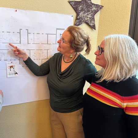 St Josef-Hospital in Troisdorf, in einem Nebengebäude soll das neue Geburtshaus seinen Platz finden. Hier die Hebammen Sylvia Schneider, Claudia Schlich und Petra Schug vor den Plänen.
