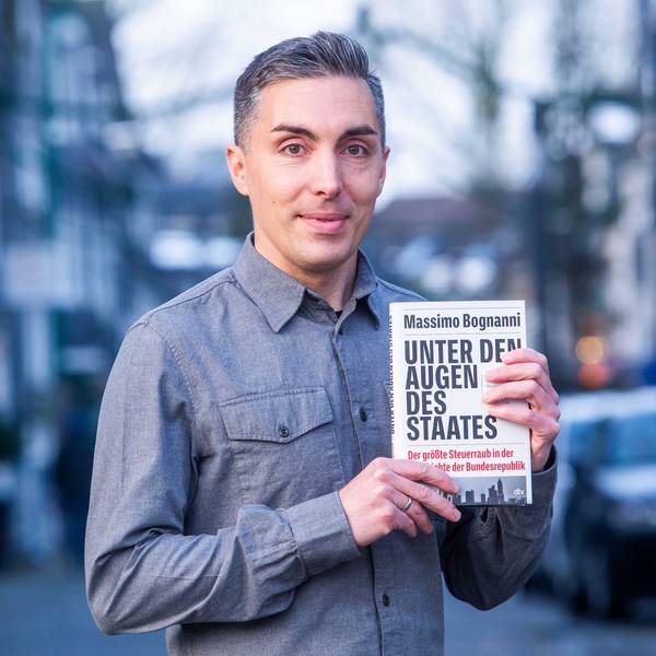 Das Foto zeigt Massimo Bognanni mit seinem Buch „Unter den Augen des Staates“.