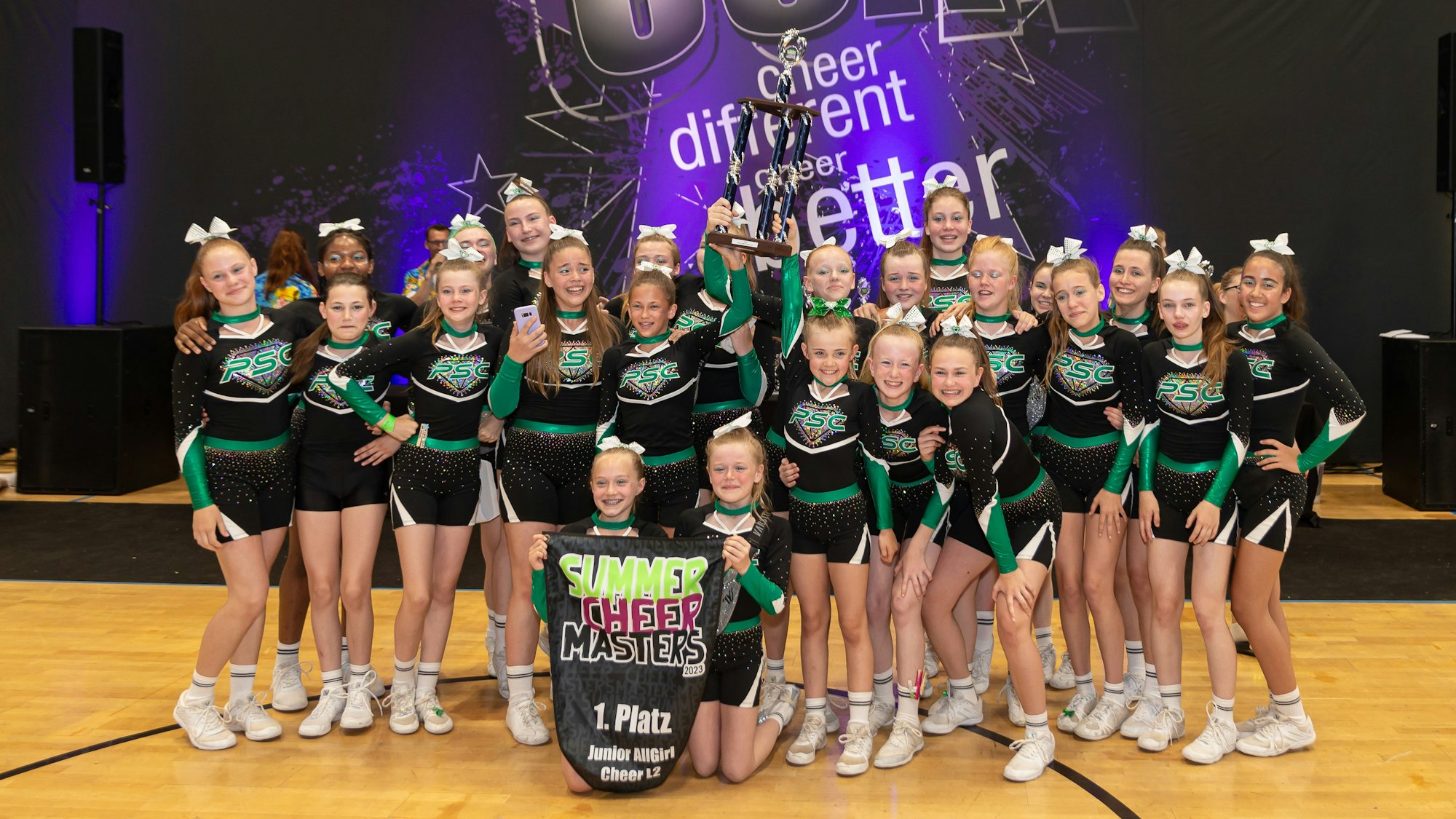 Zu sehen sind die Cheerleader bei der Siegerehrung in Koblenz.