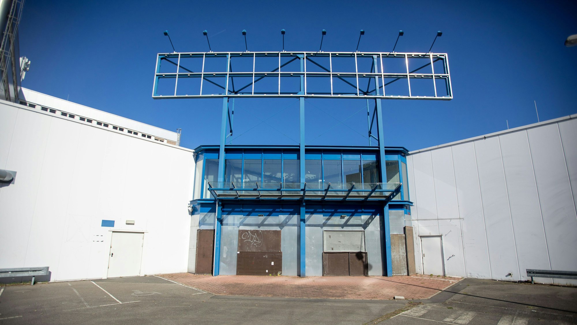 Der ehemalige Praktiker-Baumarkt in Porz-Eil von Außen.