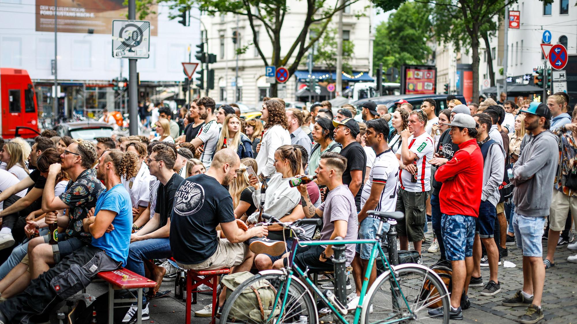 Fußballfans verfolgen 2021 am Zülpicher Platz das Achtelfinalspiel zwischen Deutschland und England bei der Fußballeuropameisterschaft.