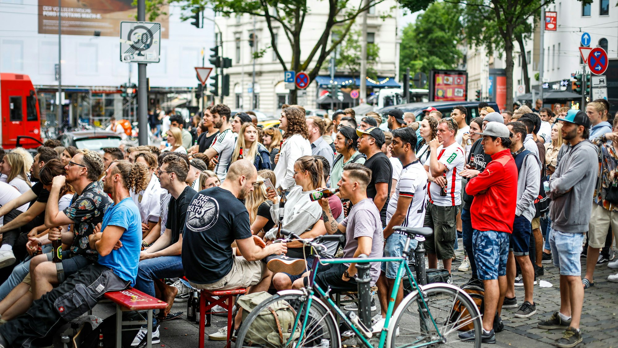 Fußballfans verfolgen 2021 am Zülpicher Platz das Achtelfinalspiel zwischen Deutschland und England bei der Fußballeuropameisterschaft.