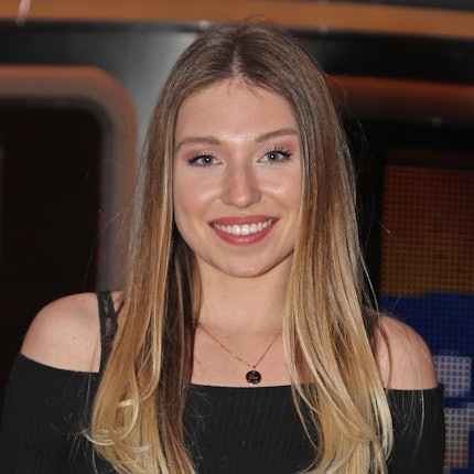 RECROP - Youtube-Star Bianca «Bibi» Claßen beim Fototermin zur TV Aufzeichnung von "Klein gegen Gross - Das unglaubliche Duell". (zu dpa "Youtuberin Bibi verzückt Fans auf Instagram: «Wir vermissen dich») +++ dpa-Bildfunk +++