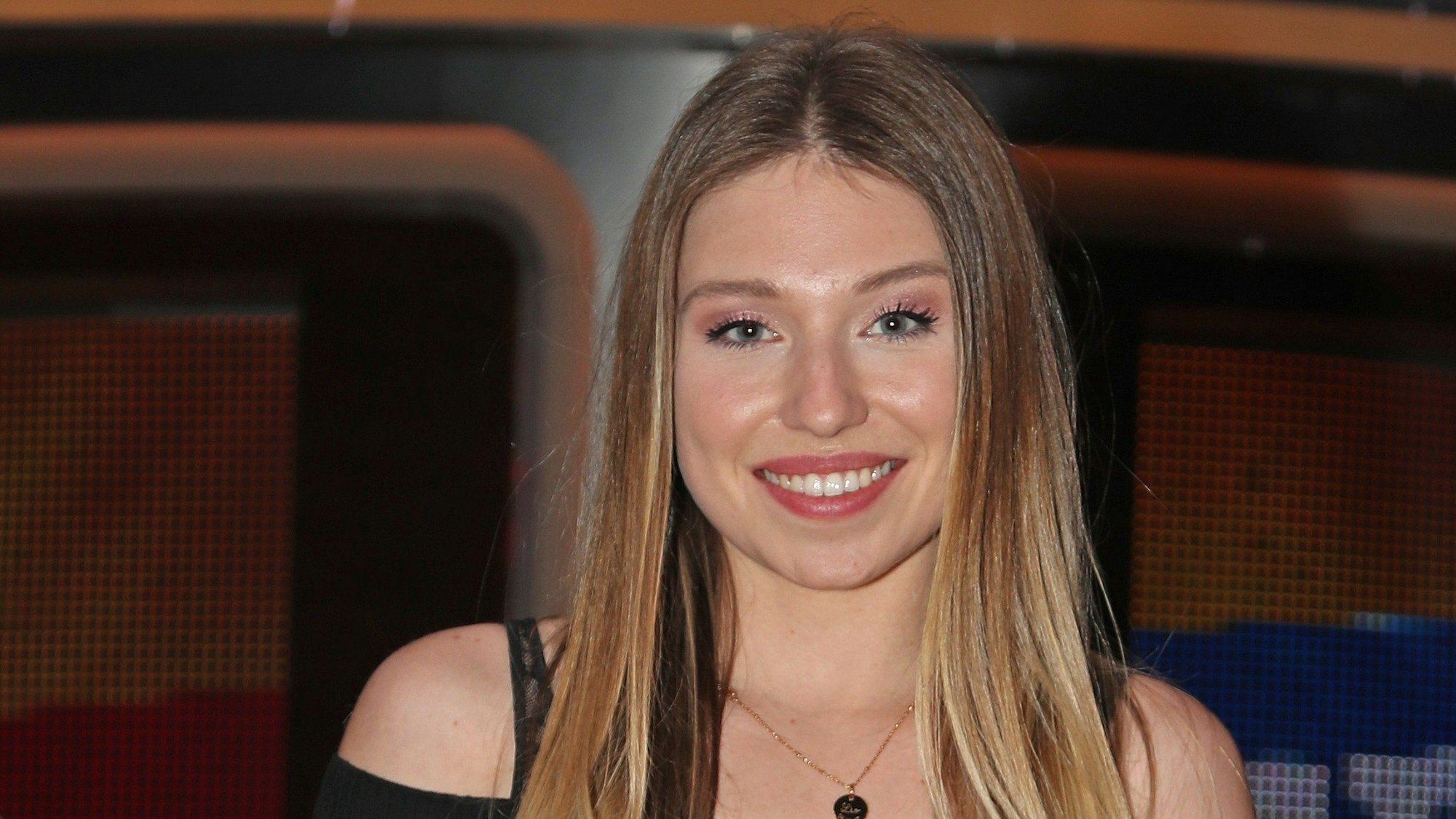 RECROP - Youtube-Star Bianca «Bibi» Claßen beim Fototermin zur TV Aufzeichnung von "Klein gegen Gross - Das unglaubliche Duell". (zu dpa "Youtuberin Bibi verzückt Fans auf Instagram: «Wir vermissen dich») +++ dpa-Bildfunk +++