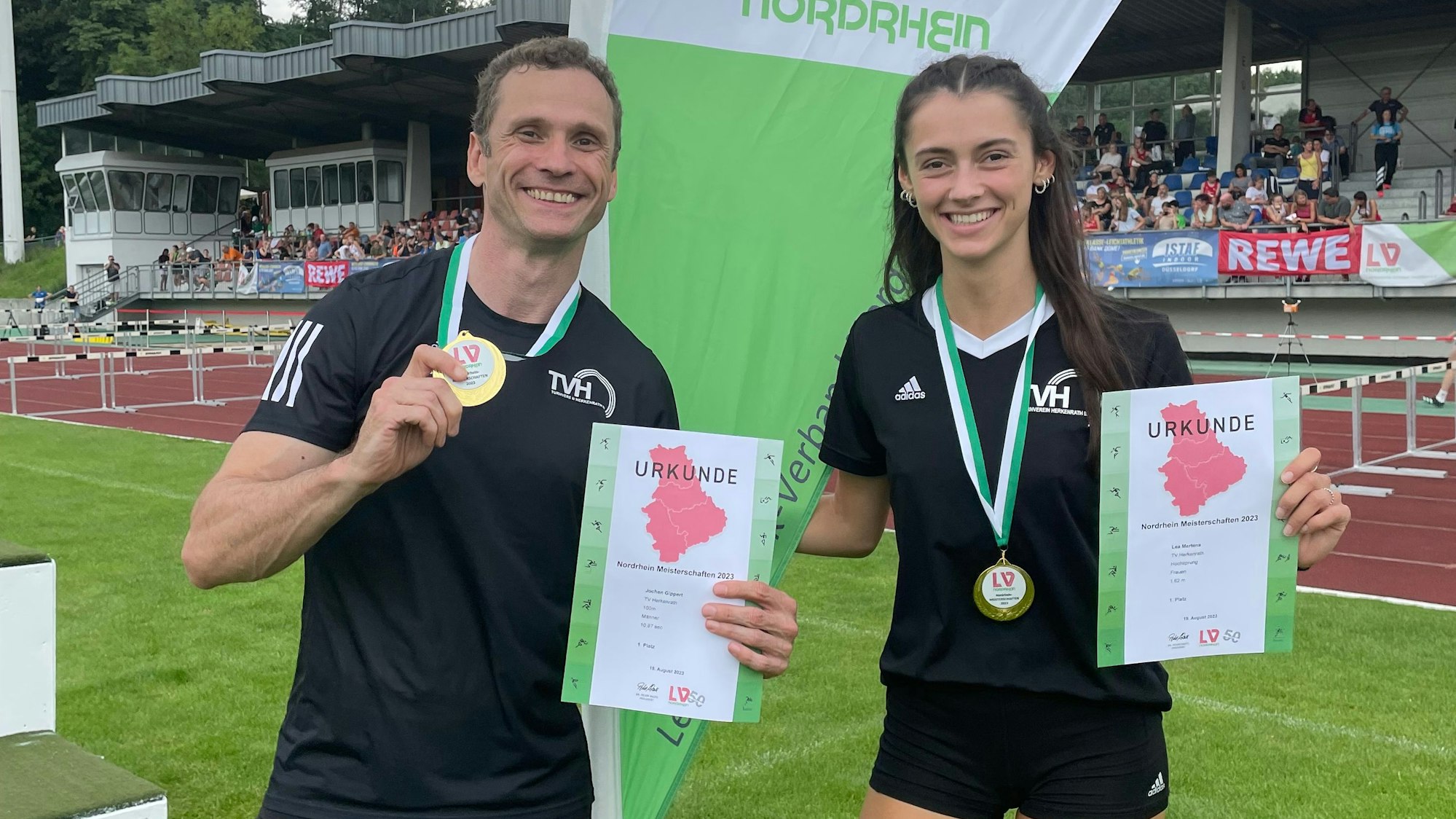 Jochen Gippert und Lea Mertens strahlen mit Urkunden und Medaillen