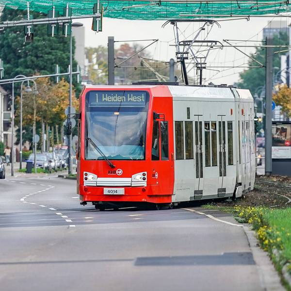 Symbolfoto einer Straßenbahn der Linie 1 Richtung Weiden West beim Überqueren einer Straße in Köln