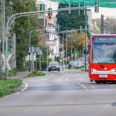 Symbolfoto einer Straßenbahn der Linie 1 Richtung Weiden West beim Überqueren einer Straße in Köln