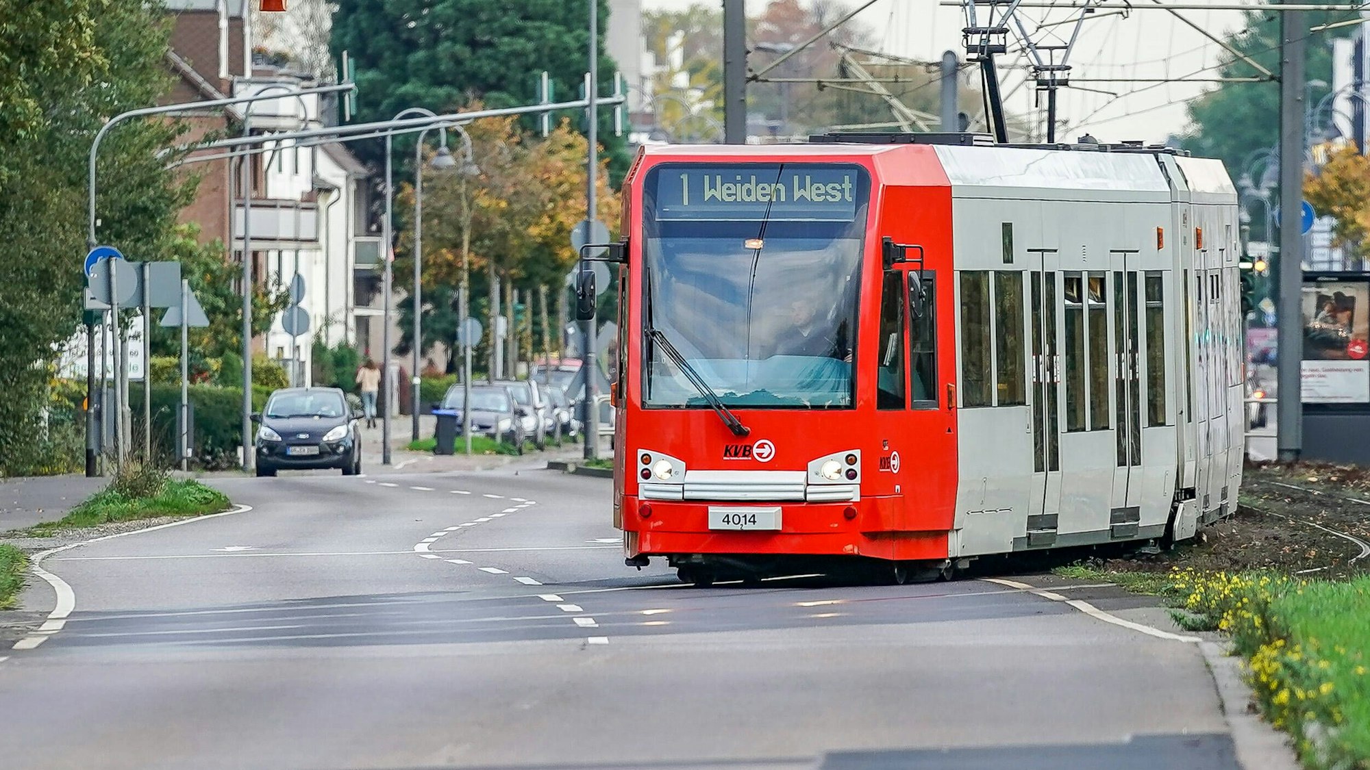 Zu sehen ist eine Straßenbahn der Linie 1 in der Vorderansicht.