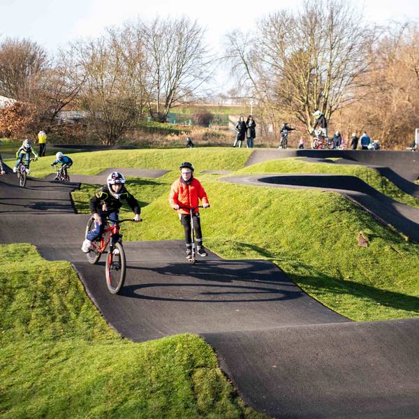 Das Bild zeigt einen Überblick über das Areal des Pumptracks. Der ist gut besucht.