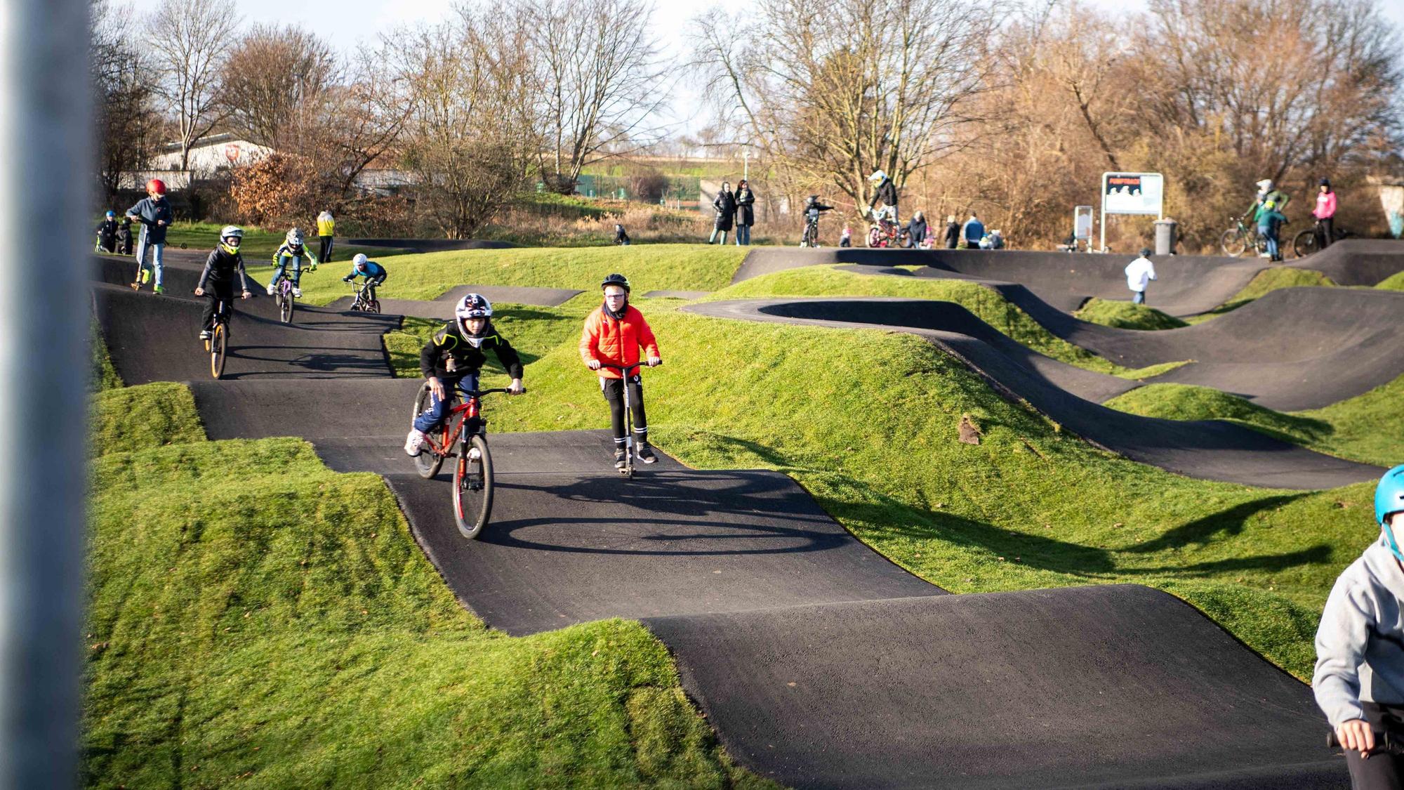 Das Bild zeigt einen Überblick über das Areal des Pumptracks. Der ist gut besucht.