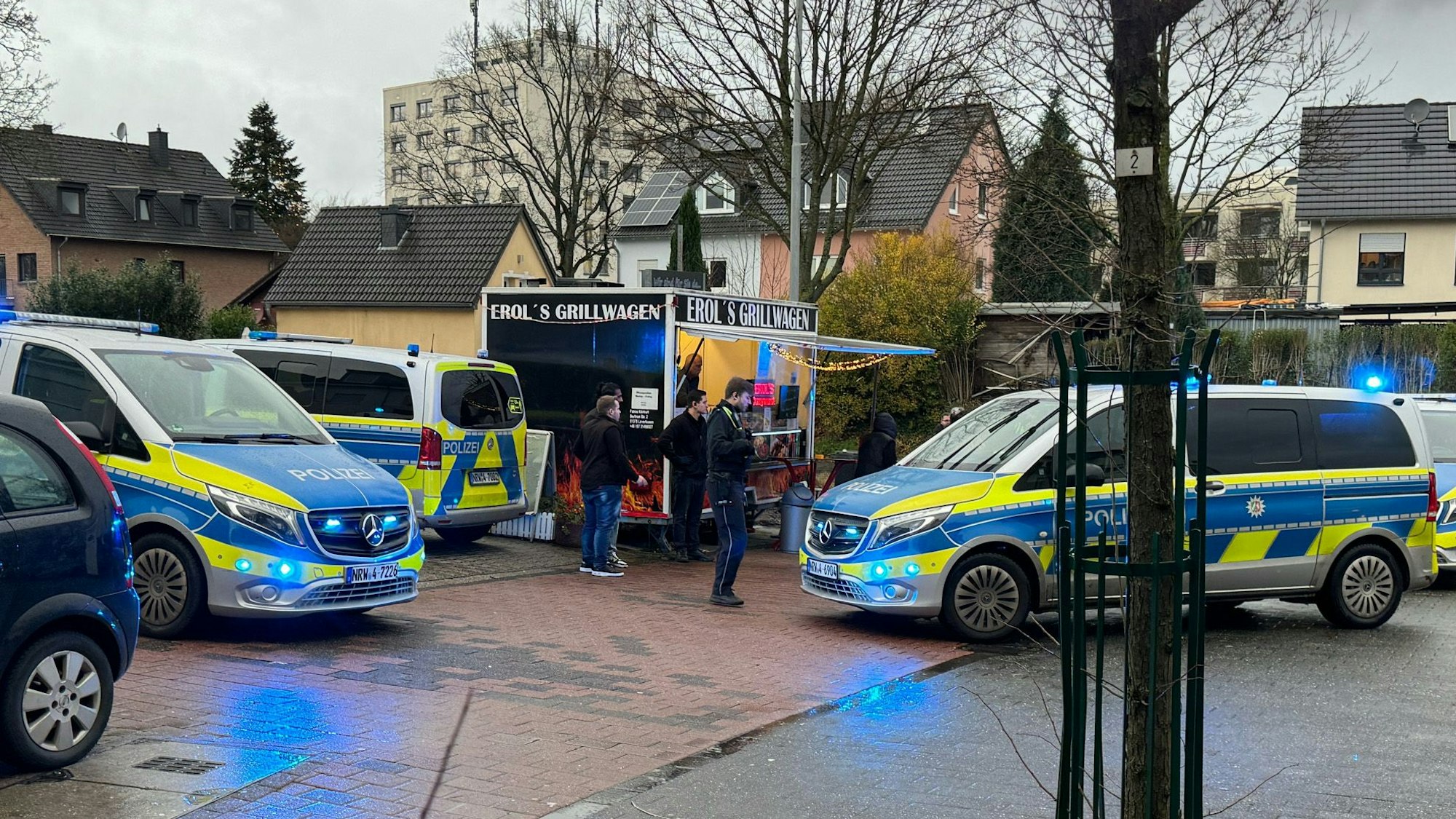 Polizeieinsatz an Erols Grillwagen Foto: Sattler