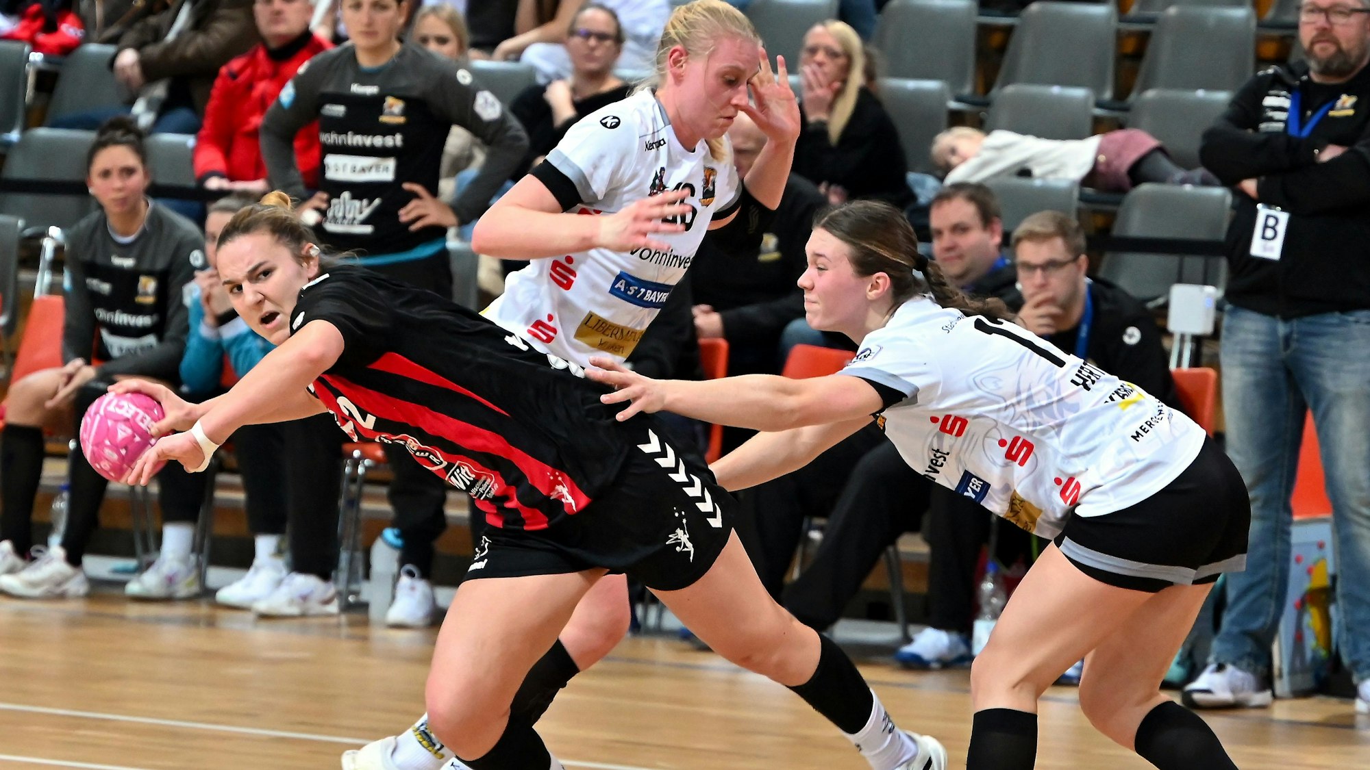 27.11.2022, Handball-Bayer Leverkusen - Waiblingen
links: Mareike Thomaier (Bayer)
Foto: Uli Herhaus