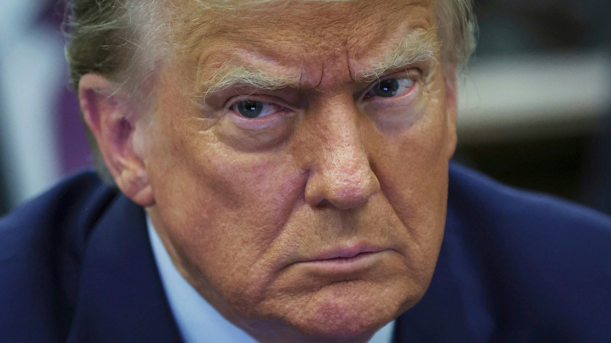 New York: Donald Trump, ehemaliger Präsident der USA, sitzt im Gerichtssaal mit seinem Anwaltsteam vor der Fortsetzung seines Prozesses am New York Supreme Court. Als zweiter US-Bundesstaat hat nun auch Maine den ehemaligen US-Präsidenten Donald Trump von der Vorwahl für das Weiße Haus ausgeschlossen.