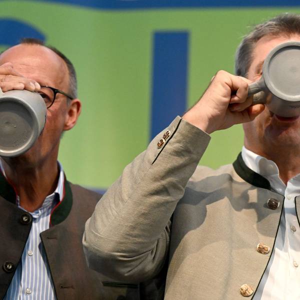 Bayern, Abensberg: Friedrich Merz (l), Bundesvorsitzender der CDU, und Markus Söder (CSU), Ministerpräsident von Bayern, trinken beim Politischen Frühschoppen Gillamoos auf der Bühne aus Bierkrügen.