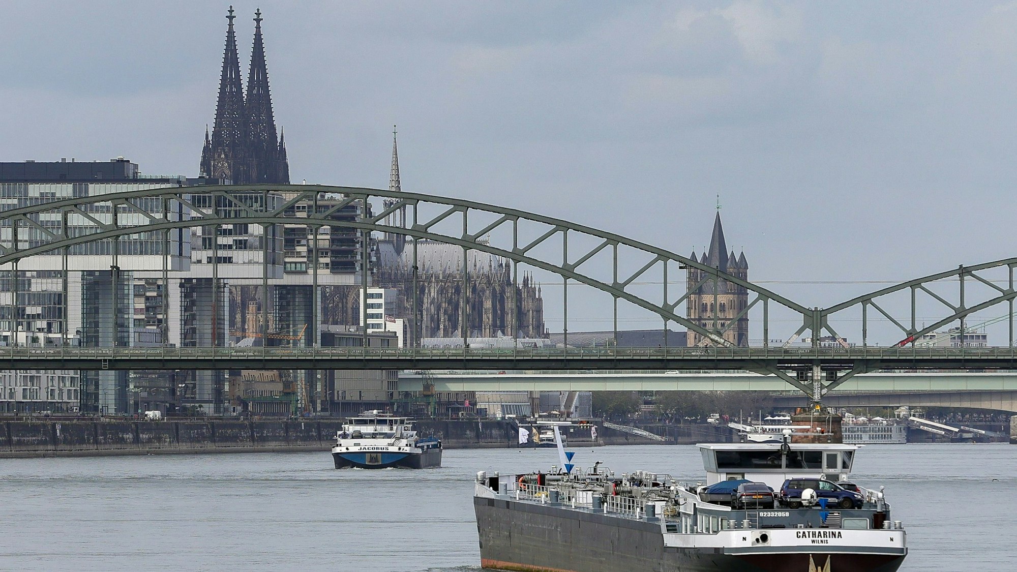 Ein Frachtschiff auf dem Rhein bei Köln.