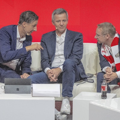 Die Geschäftsführer Christian Keller (v.l.) und Philipp Türoff diskutieren während der Mitgliederversammlung des 1. FC Köln mit Vizepräsident Eckhard Sauren.