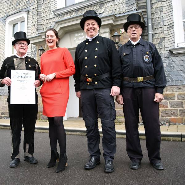 Umringt von stattlichen Glücksbringern ist Waldbröls Bürgermeisterin Larissa Weber, und zwar von (von links) Christian Wirths, Diamant-Jubilar Matthias Hartung, Bezirksschornsteinfegermeister Paul W. Giebeler und Dieter Fuchs. Unser Foto zeigt die Gruppe vor dem historischen Rathaus der Marktstadt.
