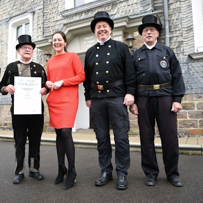 Umringt von stattlichen Glücksbringern ist Waldbröls Bürgermeisterin Larissa Weber, und zwar von (von links) Christian Wirths, Diamant-Jubilar Matthias Hartung, Bezirksschornsteinfegermeister Paul W. Giebeler und Dieter Fuchs. Unser Foto zeigt die Gruppe vor dem historischen Rathaus der Marktstadt.