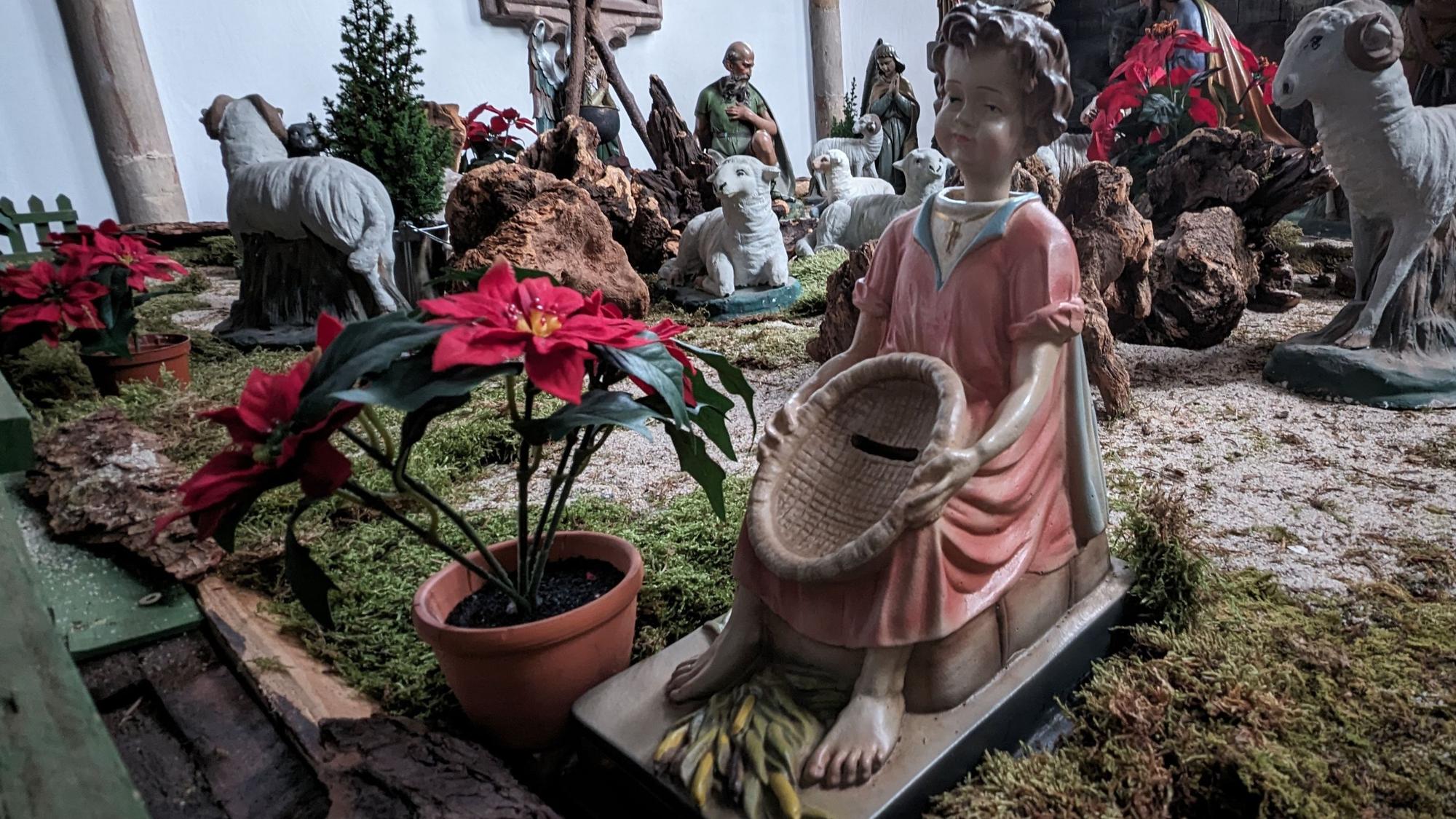 Missionsspardose aus der Marmagener Pfarrkirche, die am Rand der Weihnachtskrippe steht.