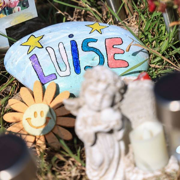 Ein Stein mit dem aufgemaltem Namen «Luise» liegt am Waldrand an der Stelle, an der das Mädchen Luise tot gefunden wurde.