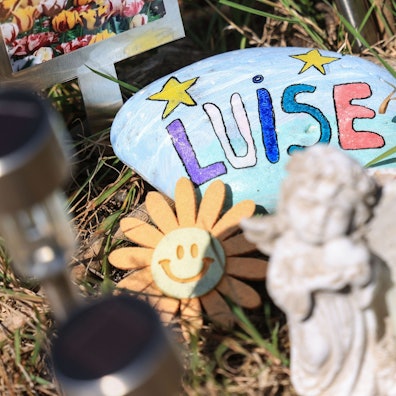 Ein Stein mit dem aufgemaltem Namen «Luise» liegt am Waldrand an der Stelle, an der das Mädchen Luise tot gefunden wurde.