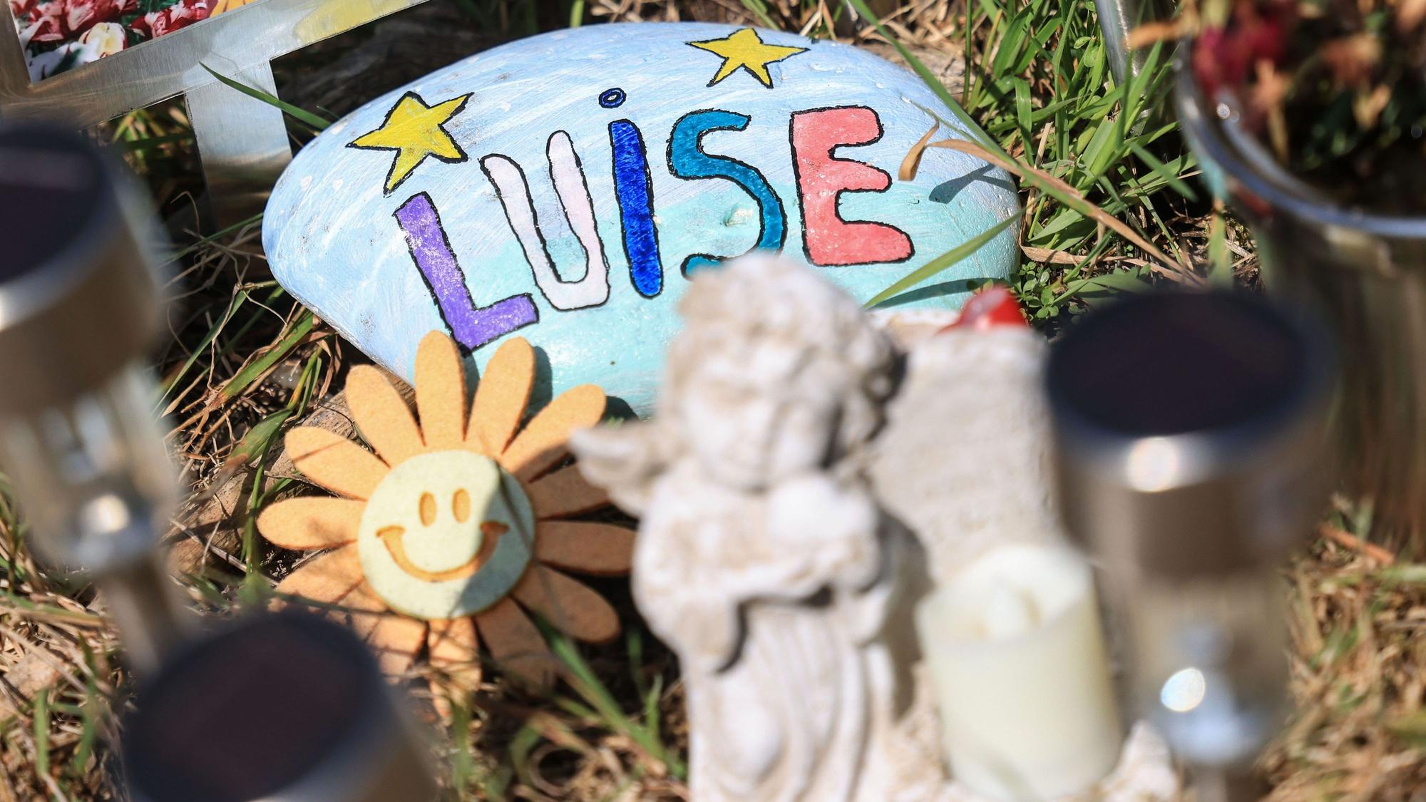 Freudenberg: Ein Stein mit dem aufgemaltem Namen „Luise“ liegt am Waldrand an der Stelle, an der das Mädchen tot gefunden wurde.
