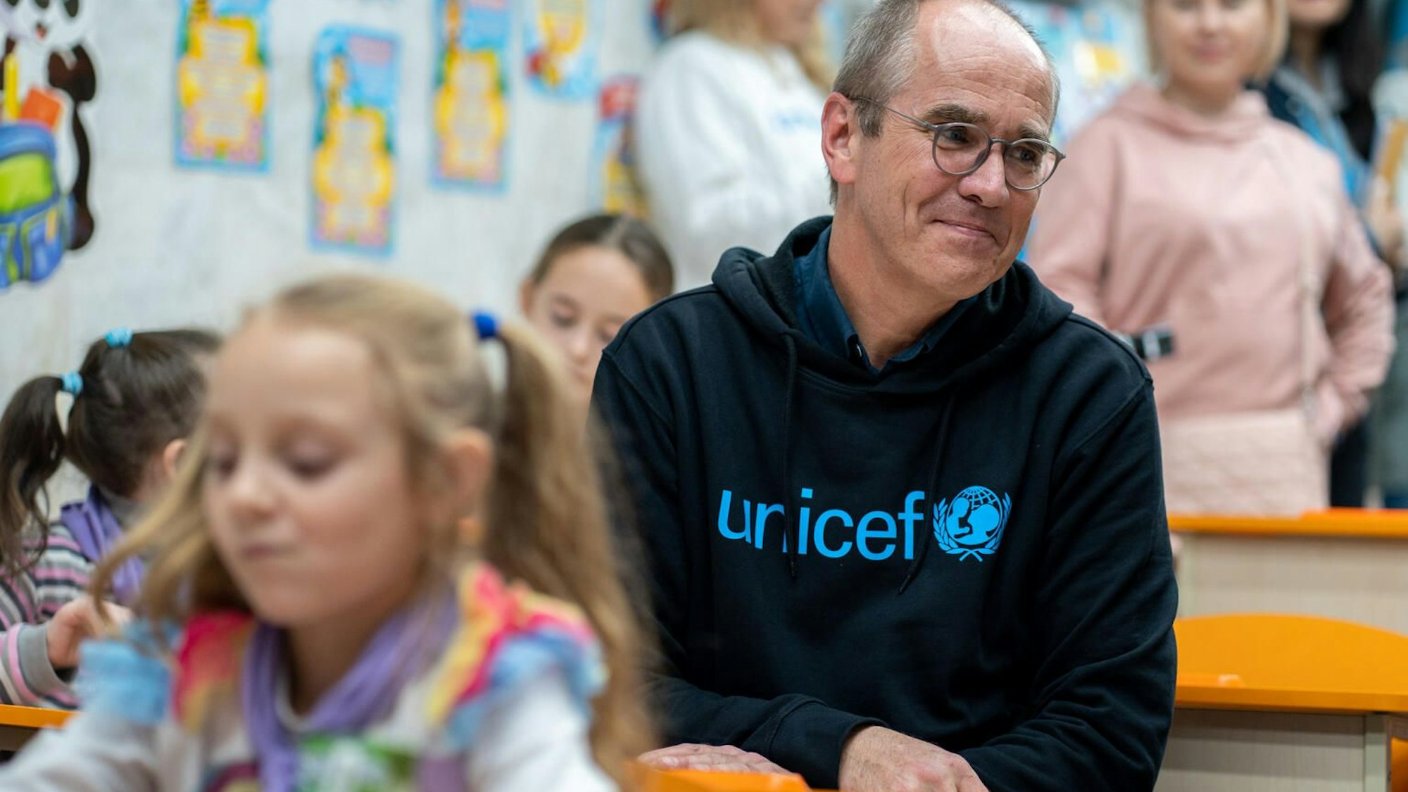 Kharkiv, 07 November 2023: Metro school at Kharkiv city, University subway station, Christian Schneider.
The Picture was taken during the field visit of Christian Schneider, executive director of UNICEF German NatComs and Christine Kahmann, communication officer/spokesperson within the division communication and child’s rights, to Ukraine in November 2023, visiting UNICEF supported projects.
Christian Schneider and children inside of Kharkiv metro school.