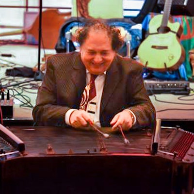 Elemer Balogh spielt auf seinem Zymbal.