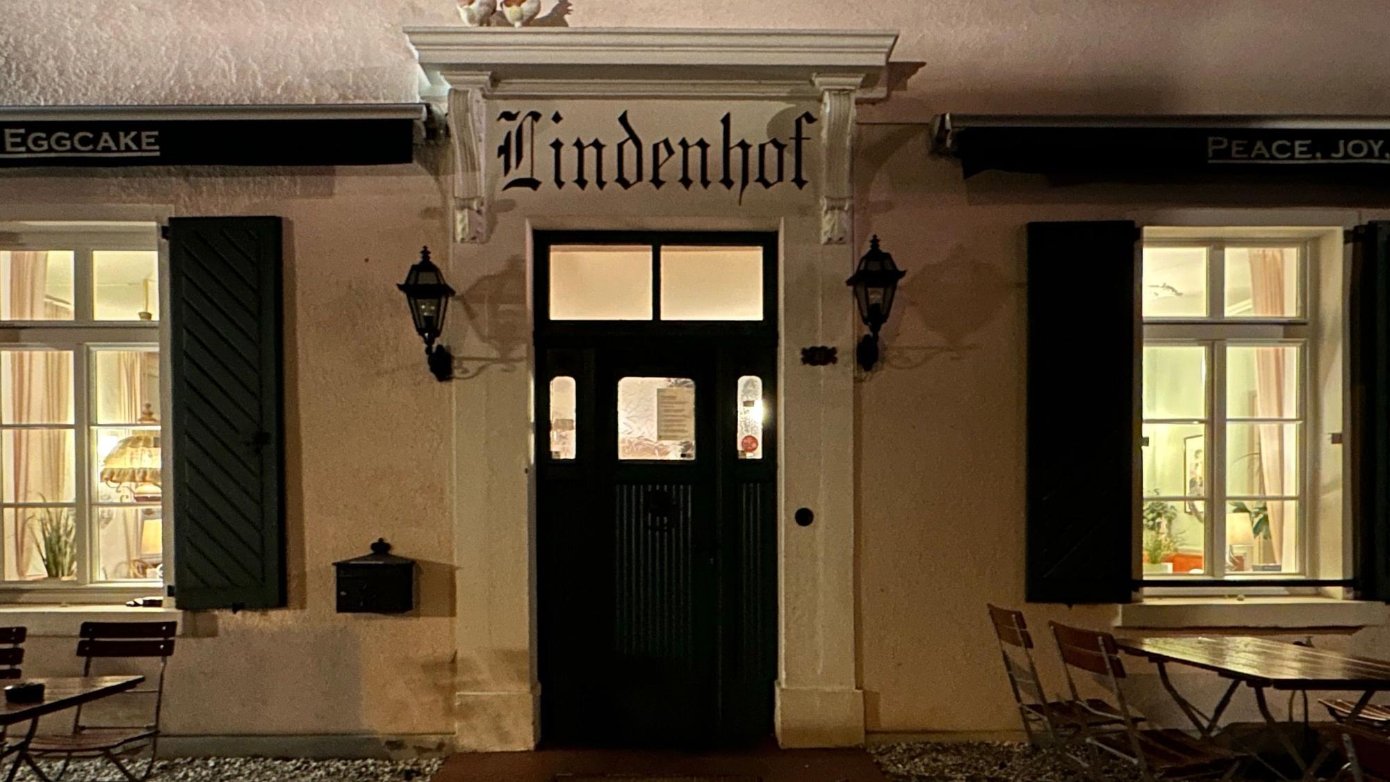 Die Eingangstür des Gastronomiebetriebs im denkmalgeschützten Lindenhof
