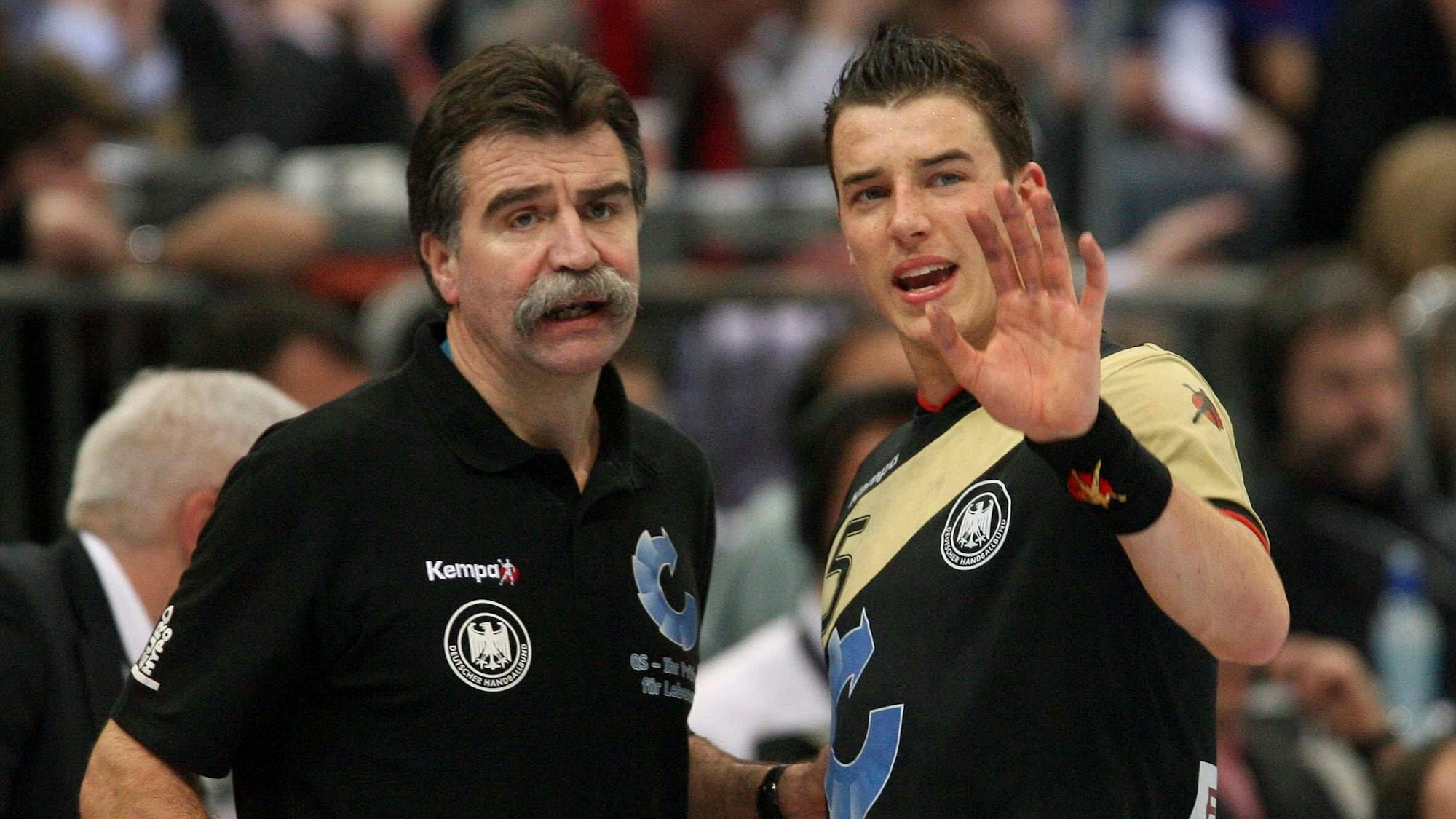 Bundestrainer Heiner Brand im Gespräch mit Dominik Klein