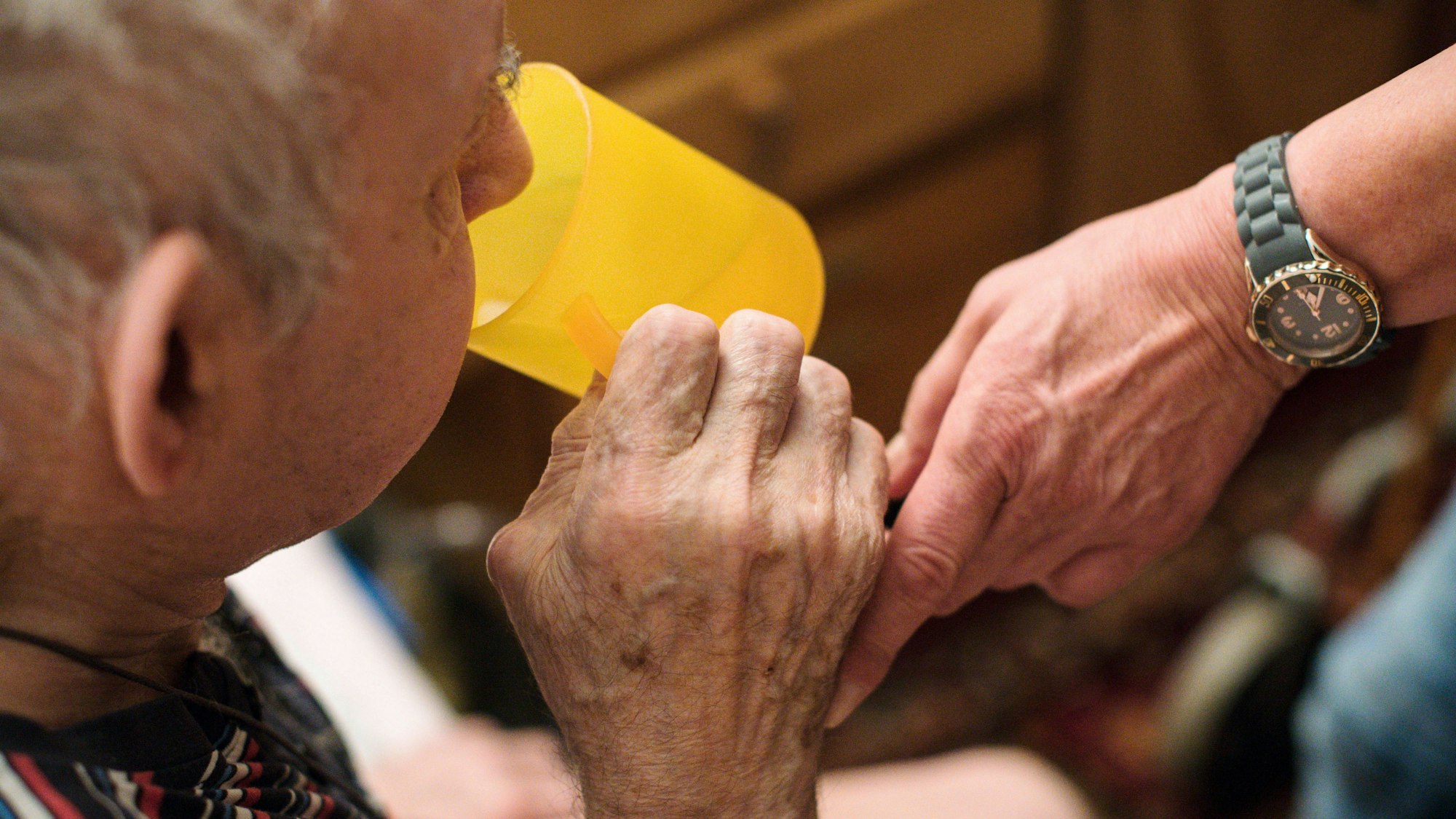 Eine ambulante Pflegerin hilft einem alten Mann bei der Tabletteneinnahme. (Symbolbild)