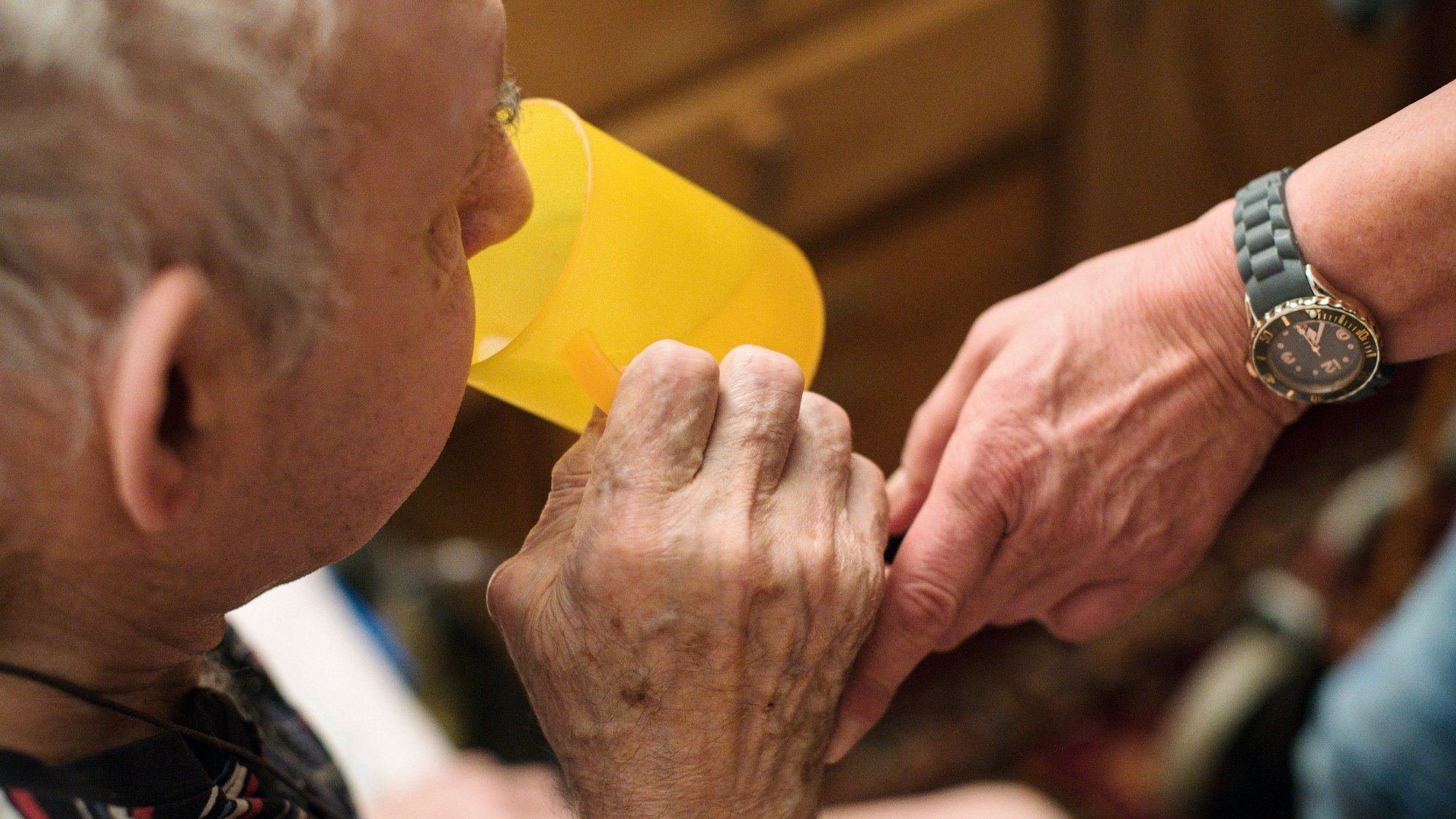 Eine ambulante Pflegerin hilft einem alten Mann bei der Tabletteneinnahme. (Archivbild)