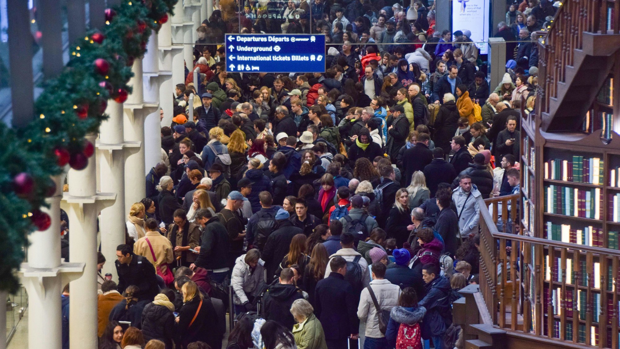 Fahrgäste warten am Bahnhof St. Pancras International, nachdem der Eurostar-Zugverkehr zwischen London und Ebbsfleet eingestellt wurde.