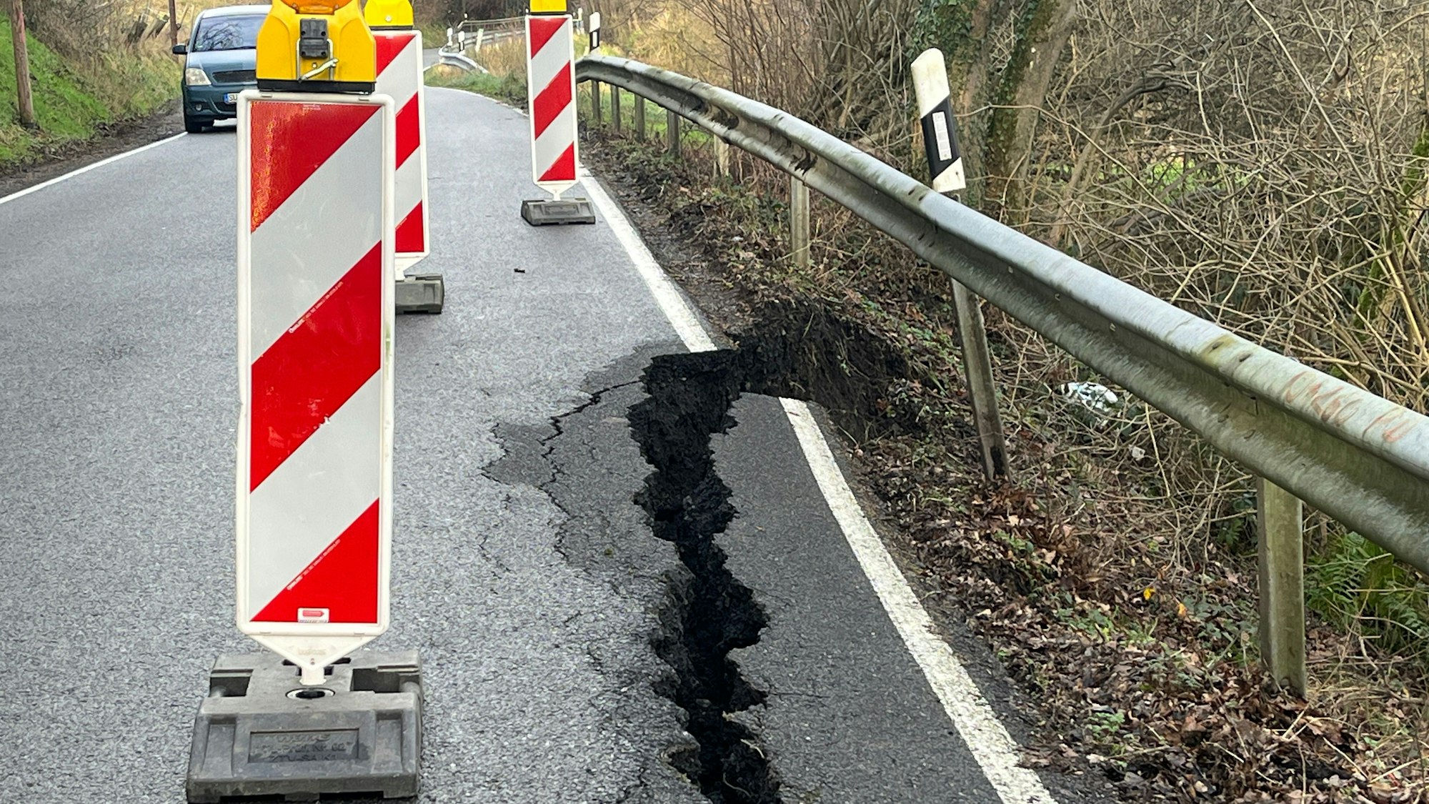 Zwischen Hennef-Lanzenbach und -Kurenbach ist die Landstraße 125 abgesackt, weil vermutlich ein Stück des Hangs abgerutscht ist.