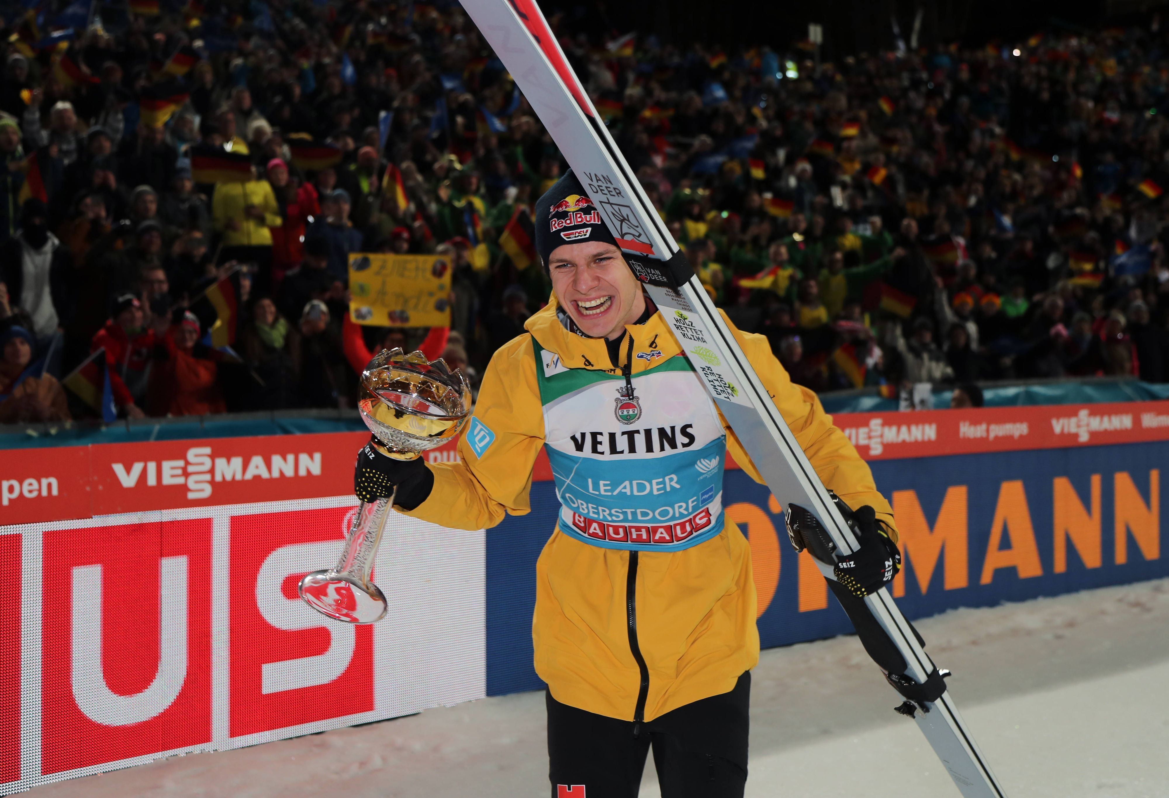 Oberstdorf, Deutschland 29. Dezember 2023: 72.internationale Vierschanzentournee, Skispringen, Herren, Weltcup, Oberstdorf, ORLEN Arena, 4hills,Schattenbergschanze WELLINGER Andreas GER jubelt mit dem Pokal und Ski in der Hand, Tagessieger, Sieger, Freude, jubel, Emotion *** Oberstdorf, Germany 29 December 2023 72 international Four Hills Tournament, Ski Jumping, Men, World Cup, Oberstdorf, ORLEN Arena, 4hills,Schattenbergschanze WELLINGER Andreas GER cheers with the trophy and ski in his hand, winner of the day, winner, joy, jubilation, emotion
