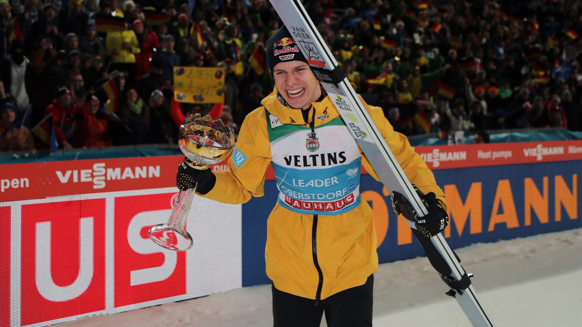 Oberstdorf, Deutschland 29. Dezember 2023: 72.internationale Vierschanzentournee, Skispringen, Herren, Weltcup, Oberstdorf, ORLEN Arena, 4hills,Schattenbergschanze WELLINGER Andreas GER jubelt mit dem Pokal und Ski in der Hand, Tagessieger, Sieger, Freude, jubel, Emotion *** Oberstdorf, Germany 29 December 2023 72 international Four Hills Tournament, Ski Jumping, Men, World Cup, Oberstdorf, ORLEN Arena, 4hills,Schattenbergschanze WELLINGER Andreas GER cheers with the trophy and ski in his hand, winner of the day, winner, joy, jubilation, emotion