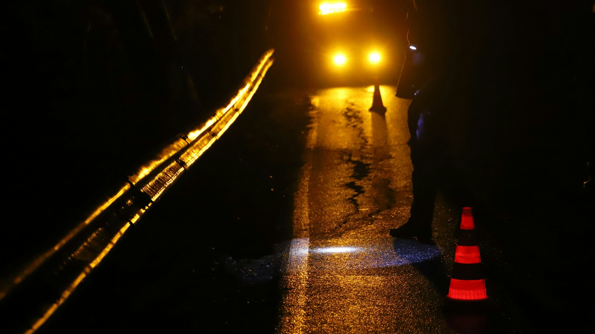 Zwischen Hennef-Lanzenbach und -Kurenbach ist die Landstraße 125 abgesackt, weil ein Stück des Hangs abgerutscht ist. Der Schaden wurde am späten Freitagabend entdeckt.