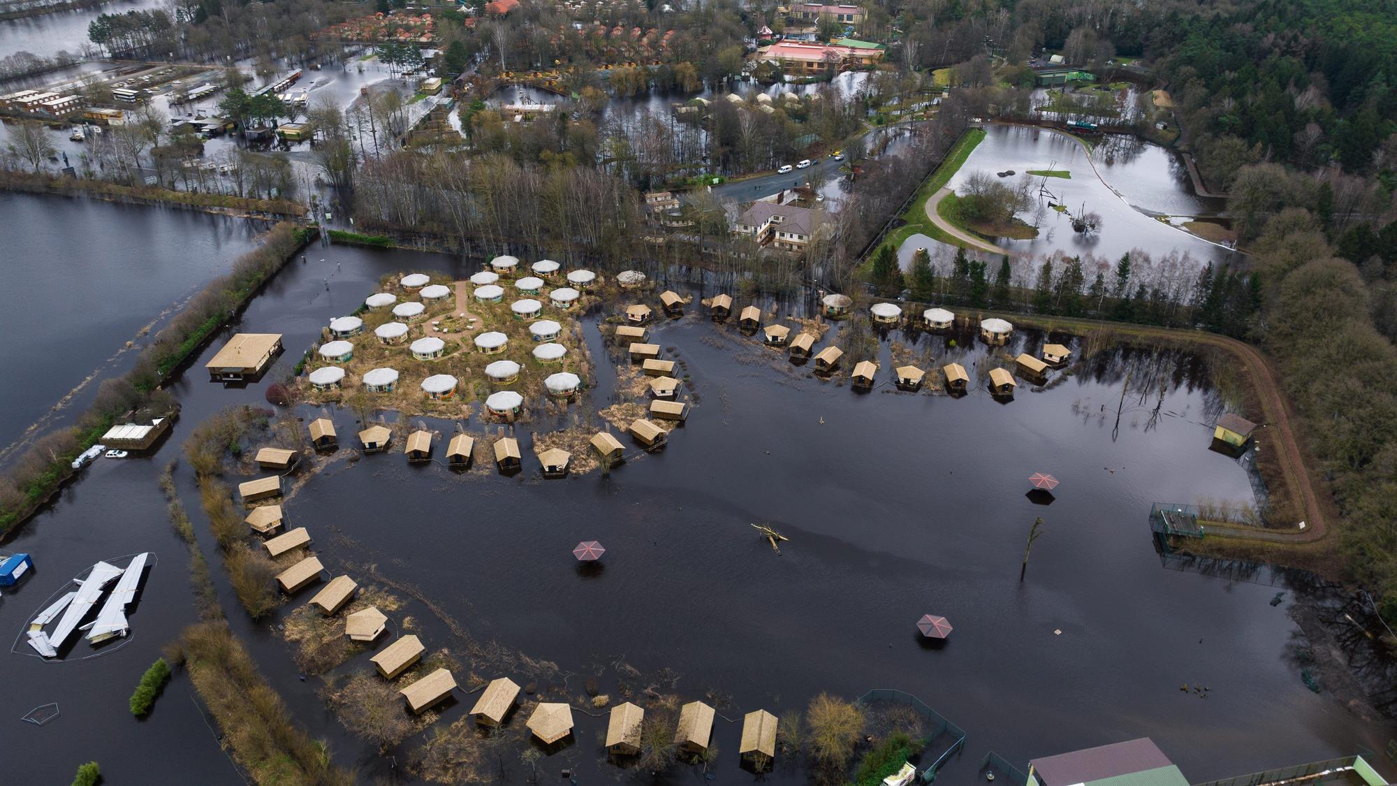 Viele Flächen des Serengeti-Parks im niedersächsischen Hodenhagen sind überflutet.