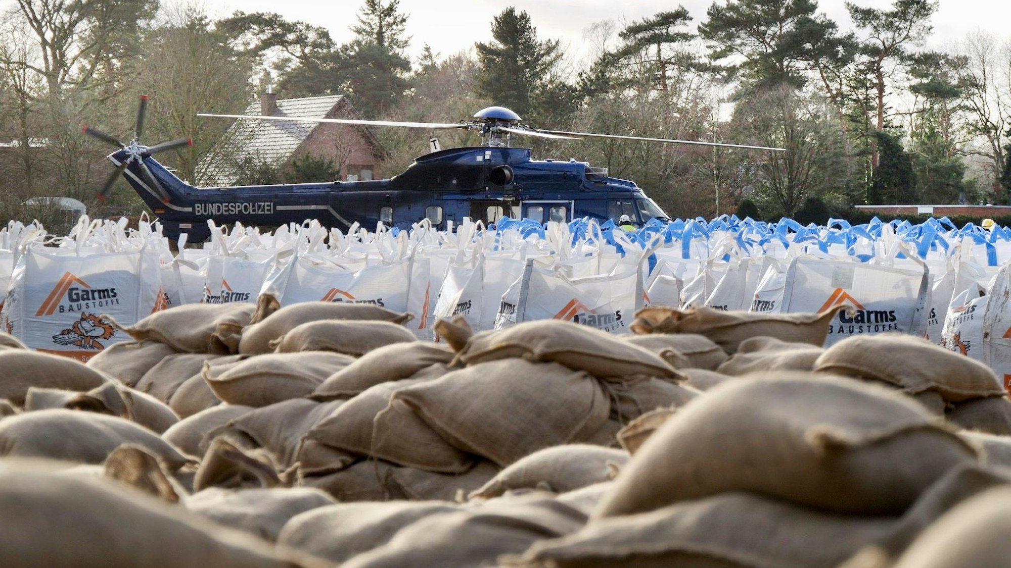 In Oldenburg liegen Sandsäcke und Bigbacks bereit, um mit einem Hubschrauber an die Hunte gebracht zu werden.