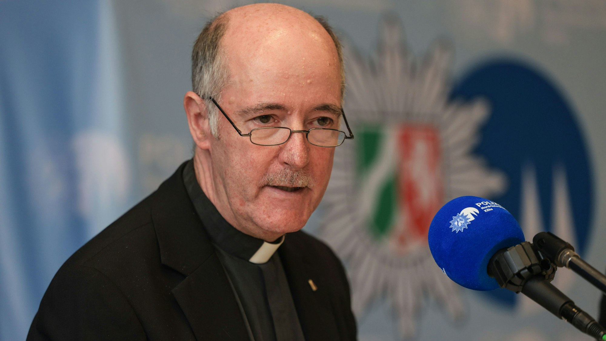 Domprobst Guido Assmann bei einer Pressekonferenz zur Einsatzplanung und Sicherheit in Köln und am Dom im Dezember (Archivbild).