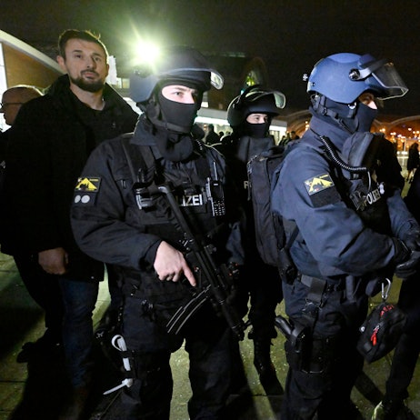 Herbert Reul (CDU), Innenminister von Nordrhein-Westfalen, besucht Polizisten im Dienst vor dem Kölner Dom, der in diesem Jahr wegen eines geplanten Anschlags besonders gesichert ist.