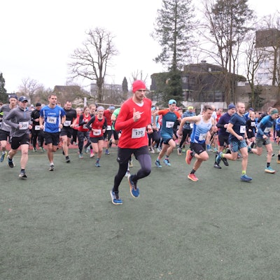 Blick auf ein Läuferfeld kurz nach dem Startschuss.