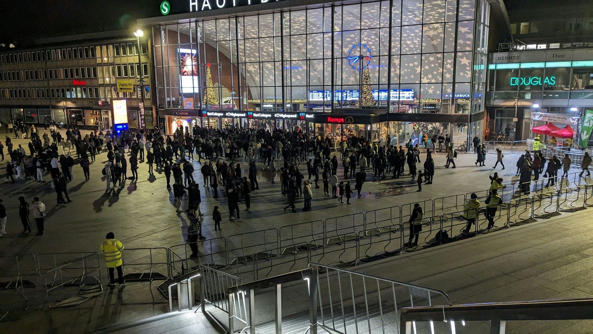Der Bahnhofsvorplatz um kurz vor 20 Uhr: Inzwischen ist es hier deutlich voller.