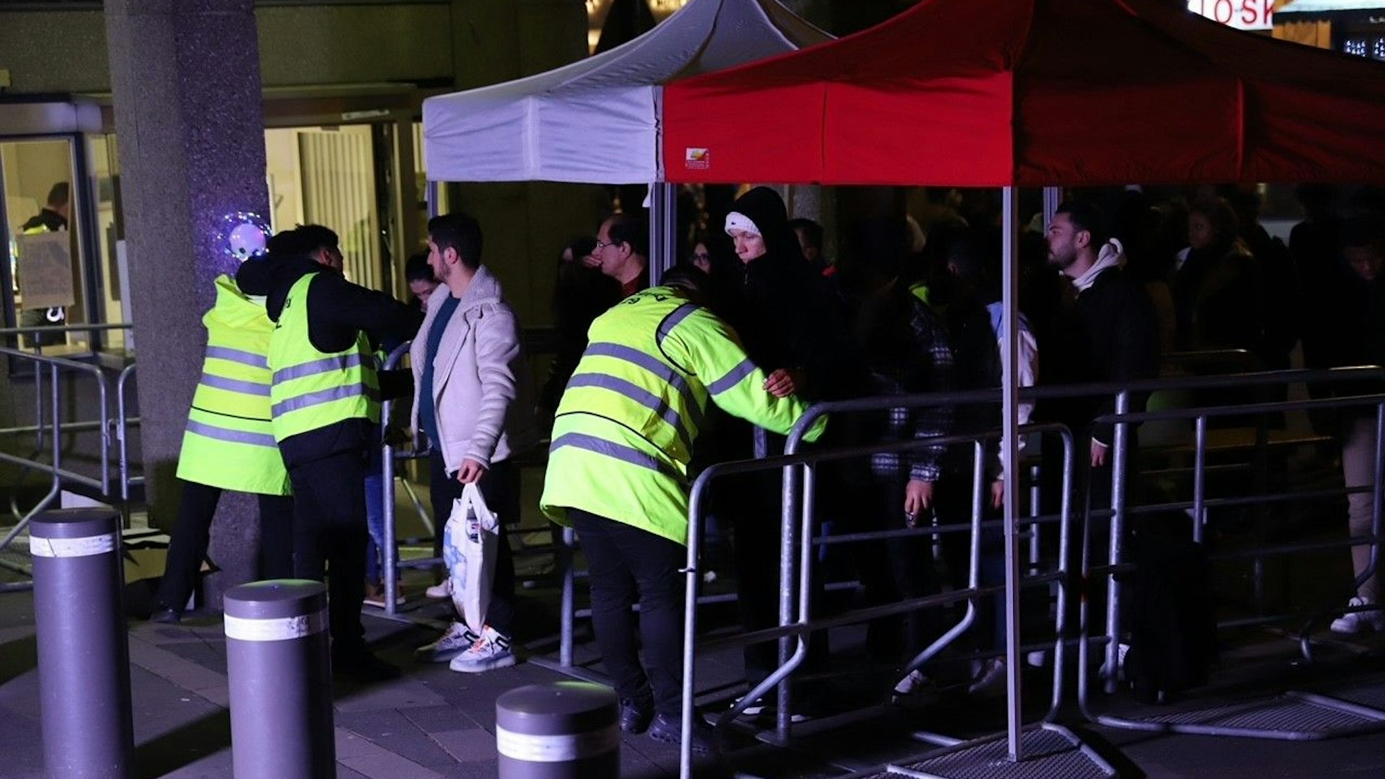 Rund um den Kölner Dom und den Vorplatz des Kölner Hauptbahnhofs werden die Menschen an Kontrollstationen abgetastet.