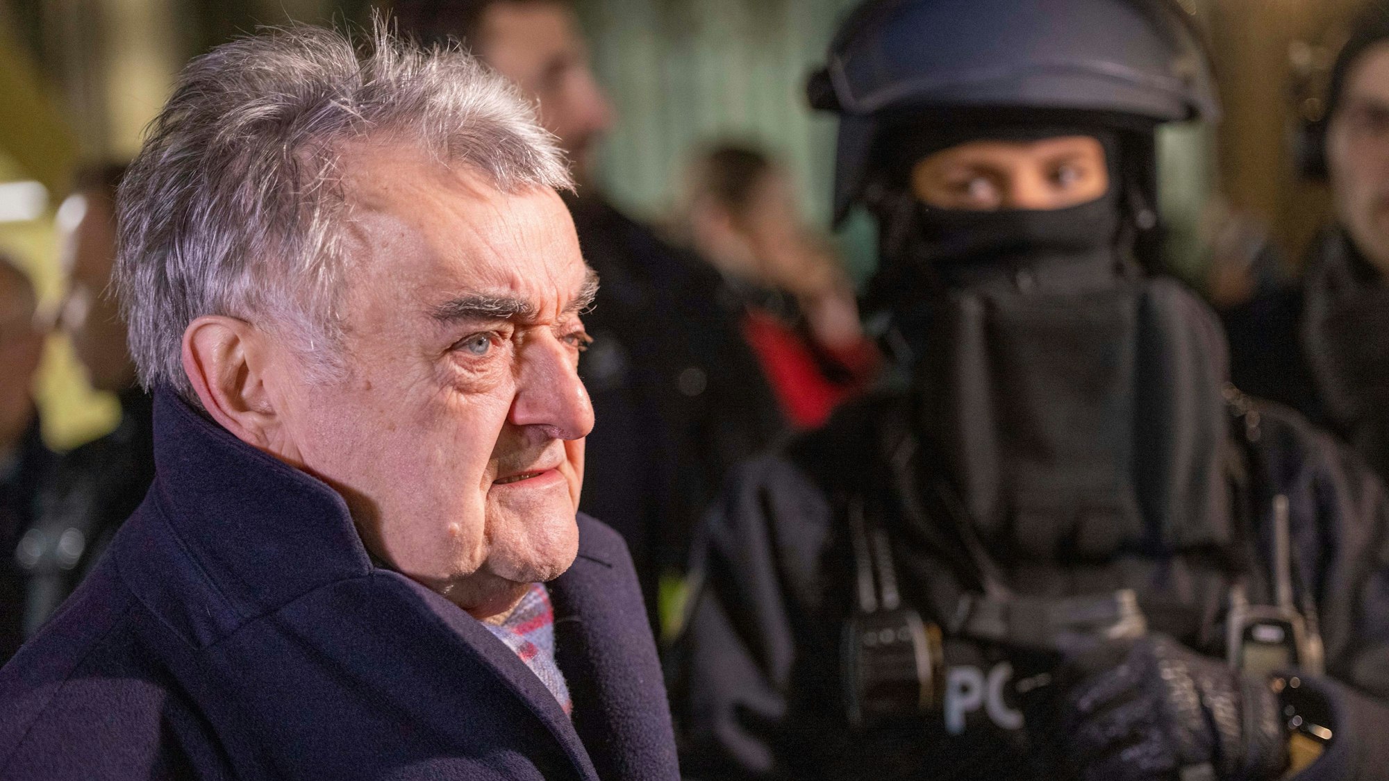 Herbert Reul, Innenminister von Nordrhein-Westfalen, süricht mit Einsatzkräften der Polizei.