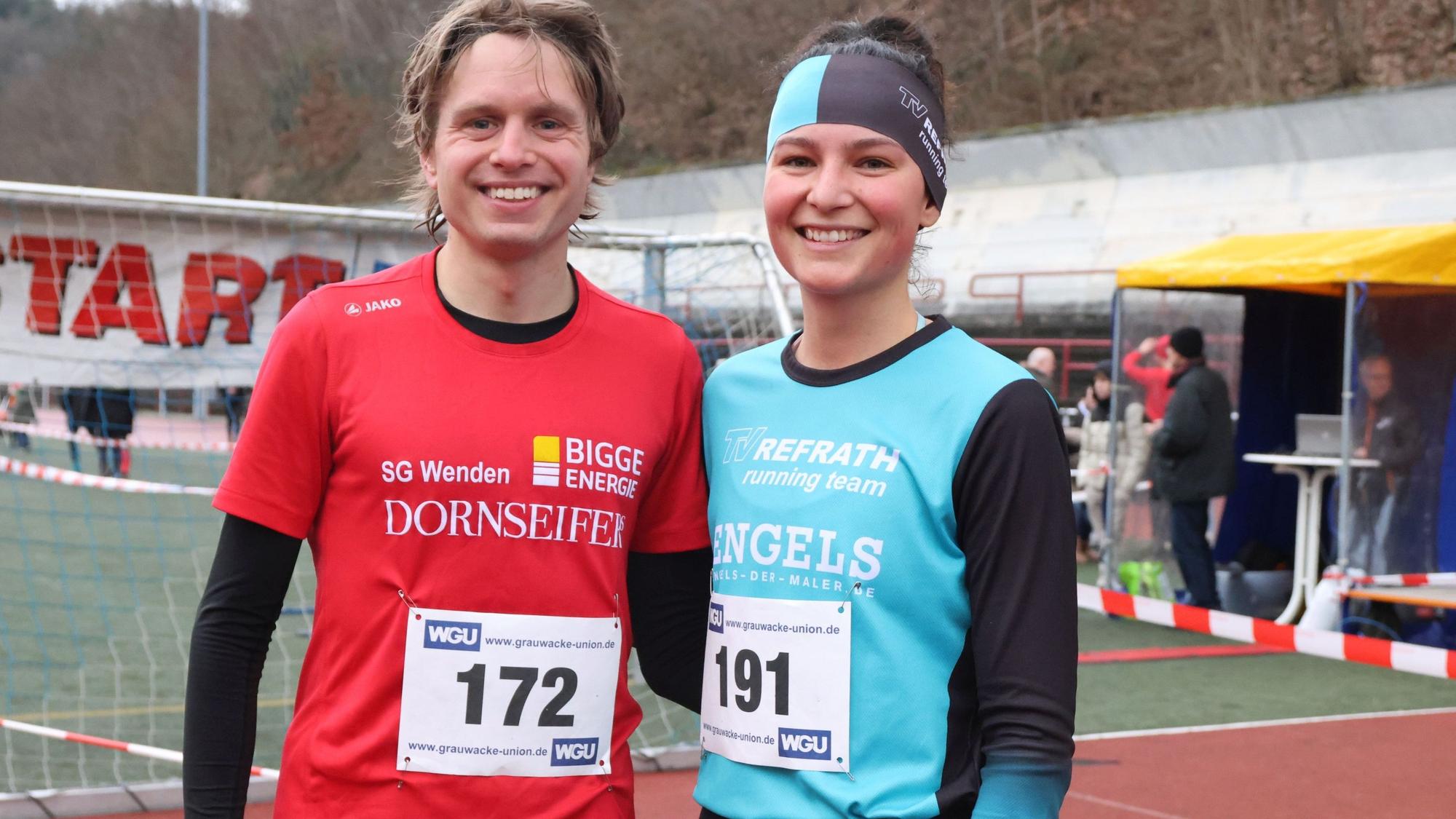 Zu sehen sind ein Mann und eine Frau, die den Silvester-Crosslauf in Gummersbach gewonnen haben.